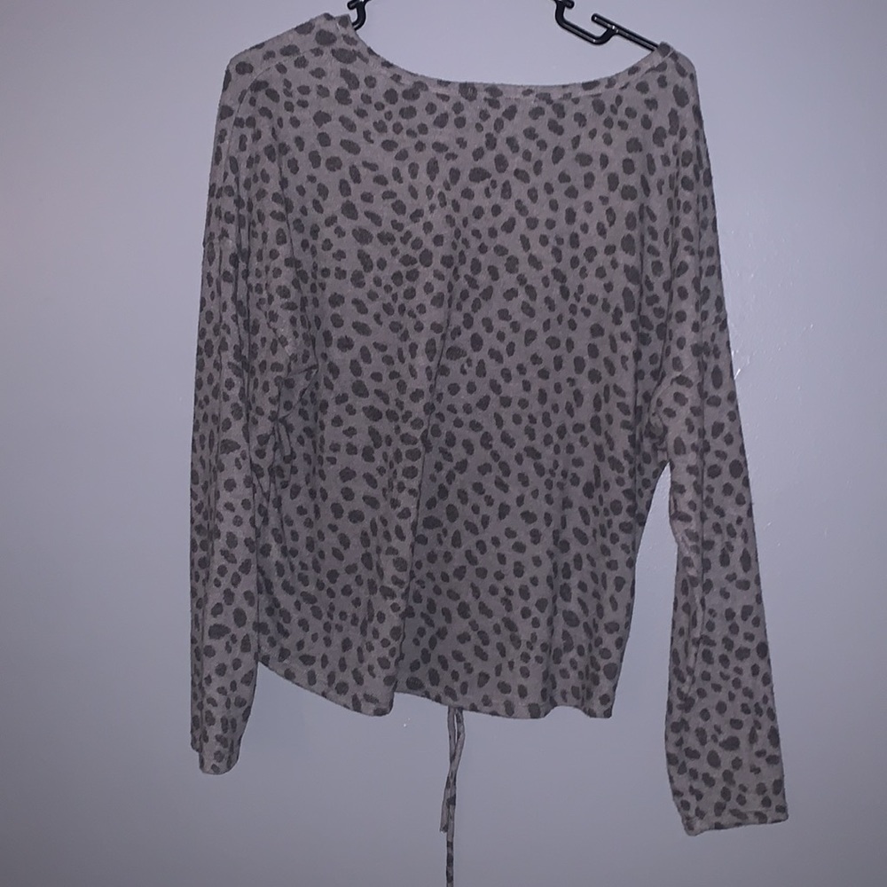 Gaze brand large crop top gray leopard print . - Picture 3 of 3